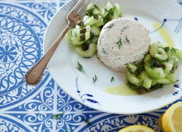 Tunmousse i portionsstørrelse serveret med grønt 