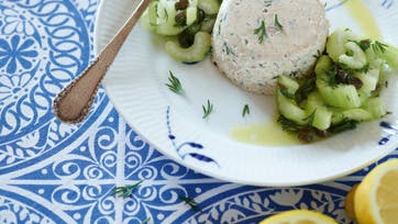 Tunmousse med dild og en grøn salat