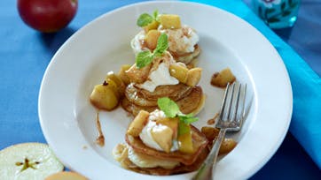 Tykke pandekager med kanel og æbler