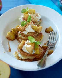 Tykke pandekager med kanel og æbler