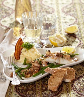 https://imgix.familiejournal.dk/media/websites/familiejournalen-dot-dk/website/2013/april/uge-14/mad/14-fiskefilet-med-kapersbacon-sovs-boenner-og-selleri-280.jpg