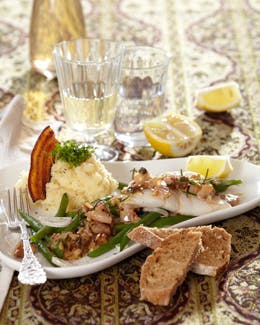 https://imgix.familiejournal.dk/media/websites/familiejournalen-dot-dk/website/2013/april/uge-14/mad/14-fiskefilet-med-kapersbacon-sovs-boenner-og-selleri-280.jpg