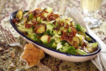 https://imgix.familiejournal.dk/media/websites/familiejournalen-dot-dk/website/2013/april/uge-14/mad/14-spidskaal-med-avocado-courgette-og-bacondrys-362.jpg