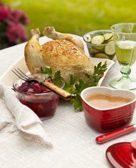 https://imgix.familiejournal.dk/media/websites/familiejournalen-dot-dk/website/2013/april/uge-15/mad/15-gammeldags-kylling-med-rabarberkompot-og-agurkesalat-280.jpg
