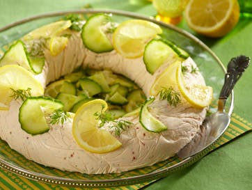 https://imgix.familiejournal.dk/media/websites/familiejournalen-dot-dk/website/2013/april/uge-15/mad/15-roeget-oerredmousse-362.jpg