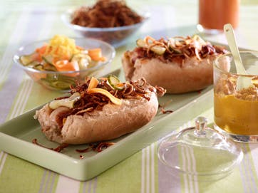 https://imgix.familiejournal.dk/media/websites/familiejournalen-dot-dk/website/2013/april/uge-16/mad/16-hotdog-362.jpg