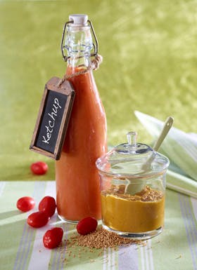 https://imgix.familiejournal.dk/media/websites/familiejournalen-dot-dk/website/2013/april/uge-16/mad/16-hotdog-ketchup-280.jpg