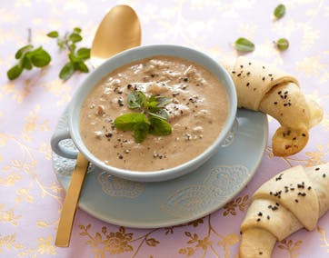 https://imgix.familiejournal.dk/media/websites/familiejournalen-dot-dk/website/2013/april/uge-16/mad/16-suppe-med-oestershatte-og-ostegifler-362.jpg