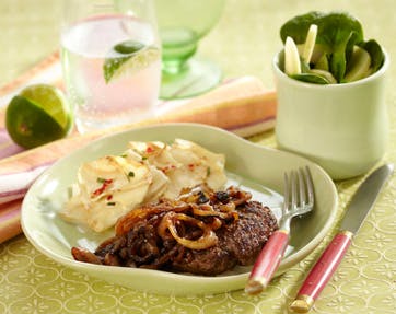 https://imgix.familiejournal.dk/media/websites/familiejournalen-dot-dk/website/2013/april/uge-16/slank/16-hakkeboef-med-sellerigratin-og-paeresalat-362.jpg