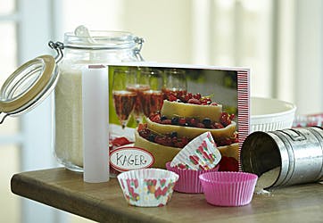 https://imgix.familiejournal.dk/media/websites/familiejournalen-dot-dk/website/2013/april/uge-17/klip-og-klister/17-bog-til-opskrifter-362.jpg