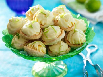 https://imgix.familiejournal.dk/media/websites/familiejournalen-dot-dk/website/2013/april/uge-17/mad/17-citronlimekager-362.jpg