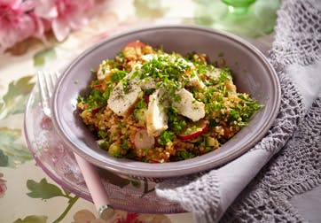 https://imgix.familiejournal.dk/media/websites/familiejournalen-dot-dk/website/2013/april/uge-17/mad/17-foraarssalat-med-bulgur-og-kylling-362.jpg