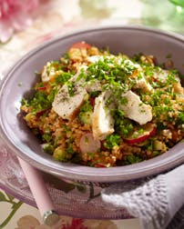 https://imgix.familiejournal.dk/media/websites/familiejournalen-dot-dk/website/2013/april/uge-17/mad/17-foraarssalat-med-bulgur-og-kylling-362.jpg