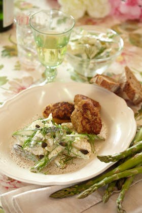 https://imgix.familiejournal.dk/media/websites/familiejournalen-dot-dk/website/2013/april/uge-17/mad/17-frikadeller-med-asparges-og-blomkaal-i-yoghurt-280.jpg