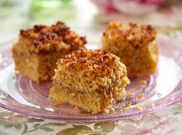 https://imgix.familiejournal.dk/media/websites/familiejournalen-dot-dk/website/2013/april/uge-17/mad/17-glutenfri-droemmekage-362.jpg