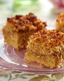 https://imgix.familiejournal.dk/media/websites/familiejournalen-dot-dk/website/2013/april/uge-17/mad/17-glutenfri-droemmekage-362.jpg