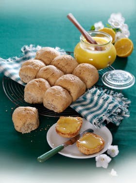 https://imgix.familiejournal.dk/media/websites/familiejournalen-dot-dk/website/2013/april/uge-17/mad/17-hvedeknopper-og-lemoncurd-280.jpg