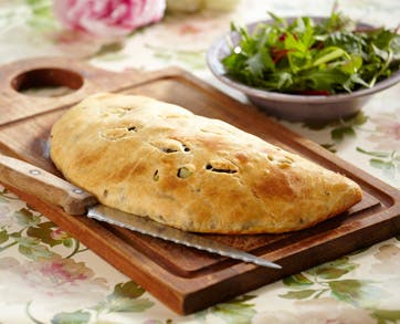 https://imgix.familiejournal.dk/media/websites/familiejournalen-dot-dk/website/2013/april/uge-17/mad/17-pirog-med-spinat-kartoffel-og-feta-362.jpg