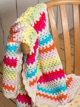 https://imgix.familiejournal.dk/media/websites/familiejournalen-dot-dk/website/2013/april/uge-18/haand/18-haeklet-taeppe-280.jpg