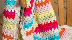 Hæklet babytæppe i friske farver