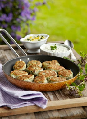 Fiskefrikadeller med citronsauce og remoulade