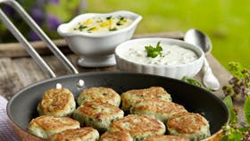 Fiskefrikadeller med citronsauce og remoulade