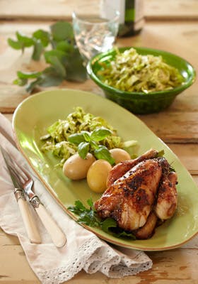 https://imgix.familiejournal.dk/media/websites/familiejournalen-dot-dk/website/2013/april/uge-18/mad/18-glaserede-poussiner-med-spidskaalssalat-280.jpg