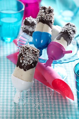 https://imgix.familiejournal.dk/media/websites/familiejournalen-dot-dk/website/2013/april/uge-18/mad/18-kokosbananis-280.jpg