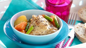 Kyllingefrikassé med asparges og gulerødder