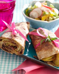 https://imgix.familiejournal.dk/media/websites/familiejournalen-dot-dk/website/2013/april/uge-18/mad/18-tortillas-med-kartofler-og-bacon-362.jpg
