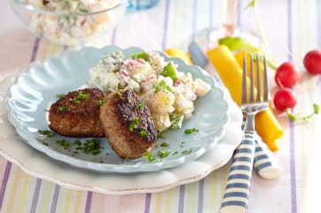 https://imgix.familiejournal.dk/media/websites/familiejournalen-dot-dk/website/2013/april/uge-18/slank/18-frikadeller-med-kold-kartoffelsalat-362.jpg