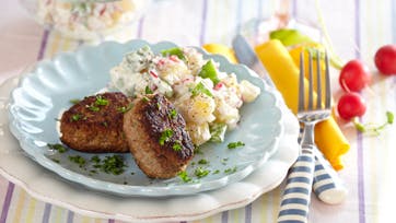 Frikadeller med kold kartoffelsalat - Foto: Familie Journals Slankeklub