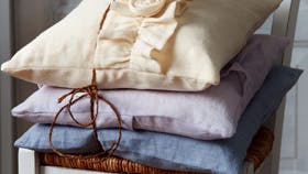 Fin pude med roser og flæser