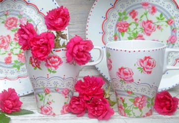 https://imgix.familiejournal.dk/media/websites/familiejournalen-dot-dk/website/2013/august/uge-32/blomster-haand/32-t-rosenpynt-362.jpg