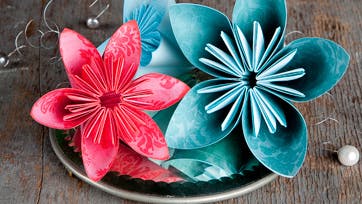 pink og turkis papirblomster