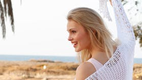 Smukt hæklet sjal med hulmønster