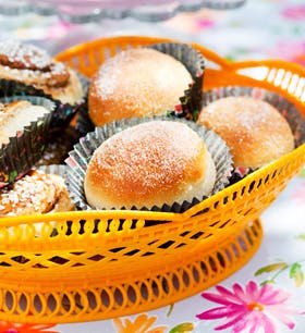 https://imgix.familiejournal.dk/media/websites/familiejournalen-dot-dk/website/2013/august/uge-32/mad/32-mangoboller-med-fyld-280.jpg