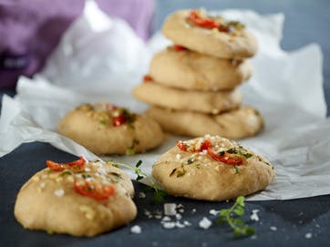 https://imgix.familiejournal.dk/media/websites/familiejournalen-dot-dk/website/2013/august/uge-32/mad/32-mini-focaccia-362.jpg