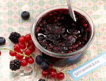 https://imgix.familiejournal.dk/media/websites/familiejournalen-dot-dk/website/2013/august/uge-32/mad/32-syltede-sensommerbaer-362.jpg