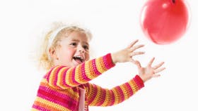 Hæklet jakke med pangfarvede striber