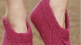 Strikkede tøfler i pink