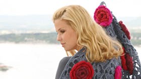 Lunt og fint, hæklet tæppe med blomster