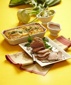 https://imgix.familiejournal.dk/media/websites/familiejournalen-dot-dk/website/2013/august/uge-33/mad/33-helstegt-frikandeau-og-bagt-kartoffelurte-mos-280.jpg