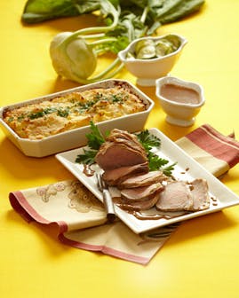 https://imgix.familiejournal.dk/media/websites/familiejournalen-dot-dk/website/2013/august/uge-33/mad/33-helstegt-frikandeau-og-bagt-kartoffelurte-mos-280.jpg