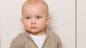 Strikket drengejakke med sjalskrave