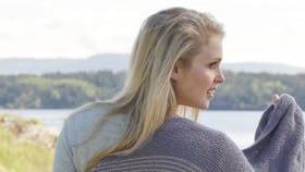 Elegant, retstrikket sjal i grålilla