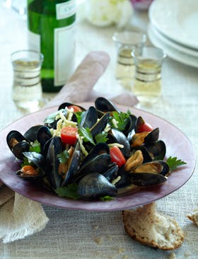https://imgix.familiejournal.dk/media/websites/familiejournalen-dot-dk/website/2013/august/uge-34/mad/34-muslinger-med-pasta-280.jpg