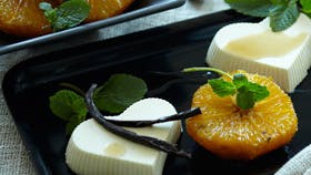 Panna cotta med karamelliserede appelsiner