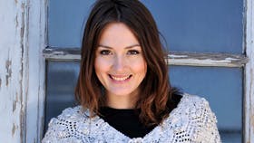 Strikket poncho med flot fletmønster