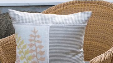 Smuk, broderet pude med akantusblade som motiv